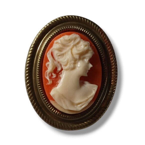 Vintage Gold Tone Cameo Brooch Pin Made In Hong Kong Victorian Oval - Picture 1 of 6